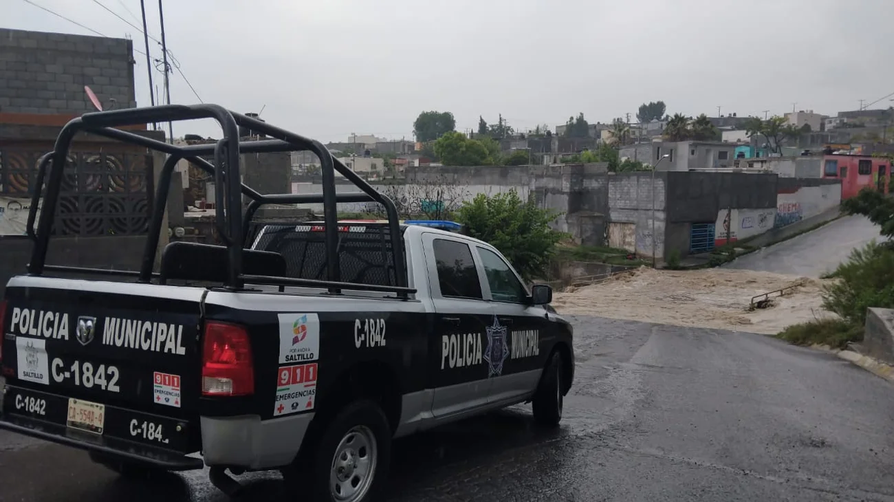 Cierran puente y vialidades en Saltillo tras fuertes lluvias