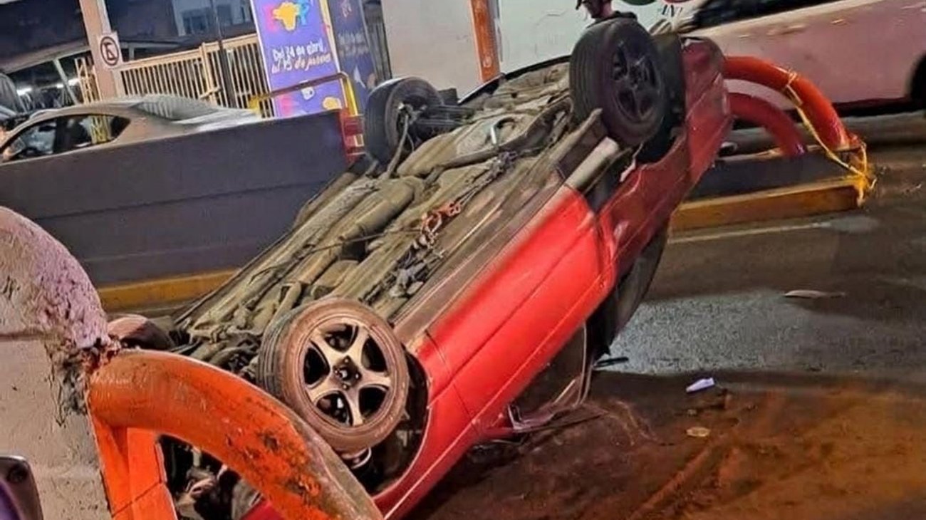 Vuelca vehículo tras chocar contra muro en Guadalupe
