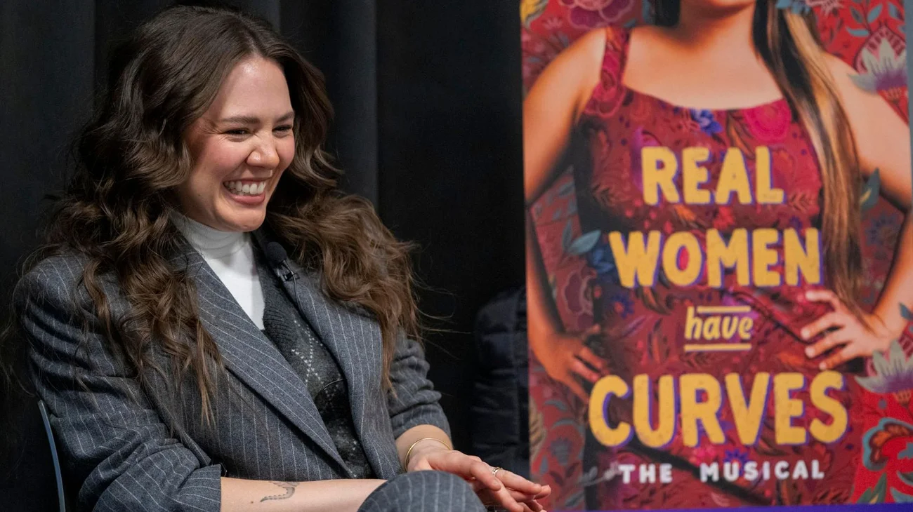 Joy Huerta debuta en Broadway donde mexicanos se hacen oír