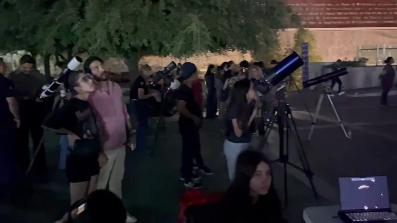 Disfrutan eclipse lunar afuera del Museo de Historia Mexicana