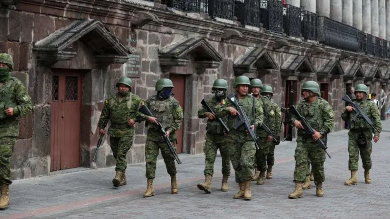 Suma Ecuador 897 arrestos en primera semana de toque de queda