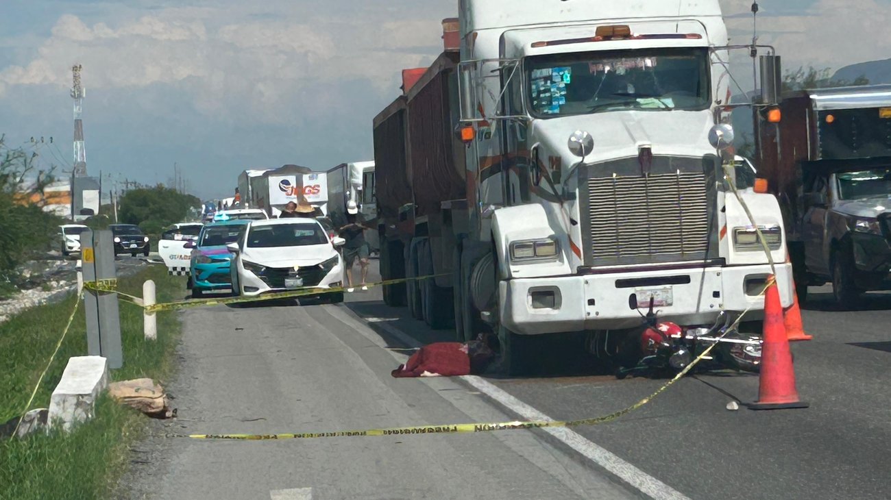 Motociclista muere atropellado por tráiler en libramiento noreste