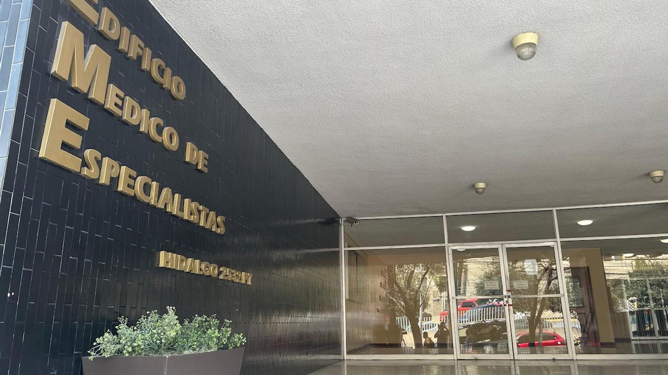 Implicado en muerte de joven en cirugía tiene amparo: Fiscalía