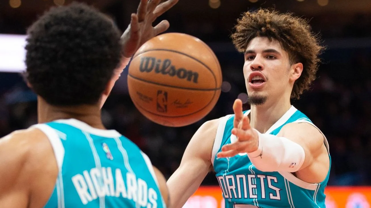 NBA multa a LaMelo Ball por "un comentario despectivo"