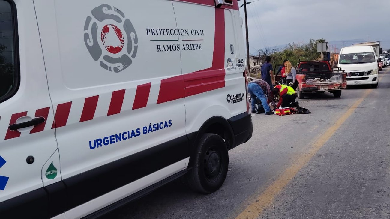 Tráiler embiste a motociclista de 18 años y huye en Ramos Arizpe