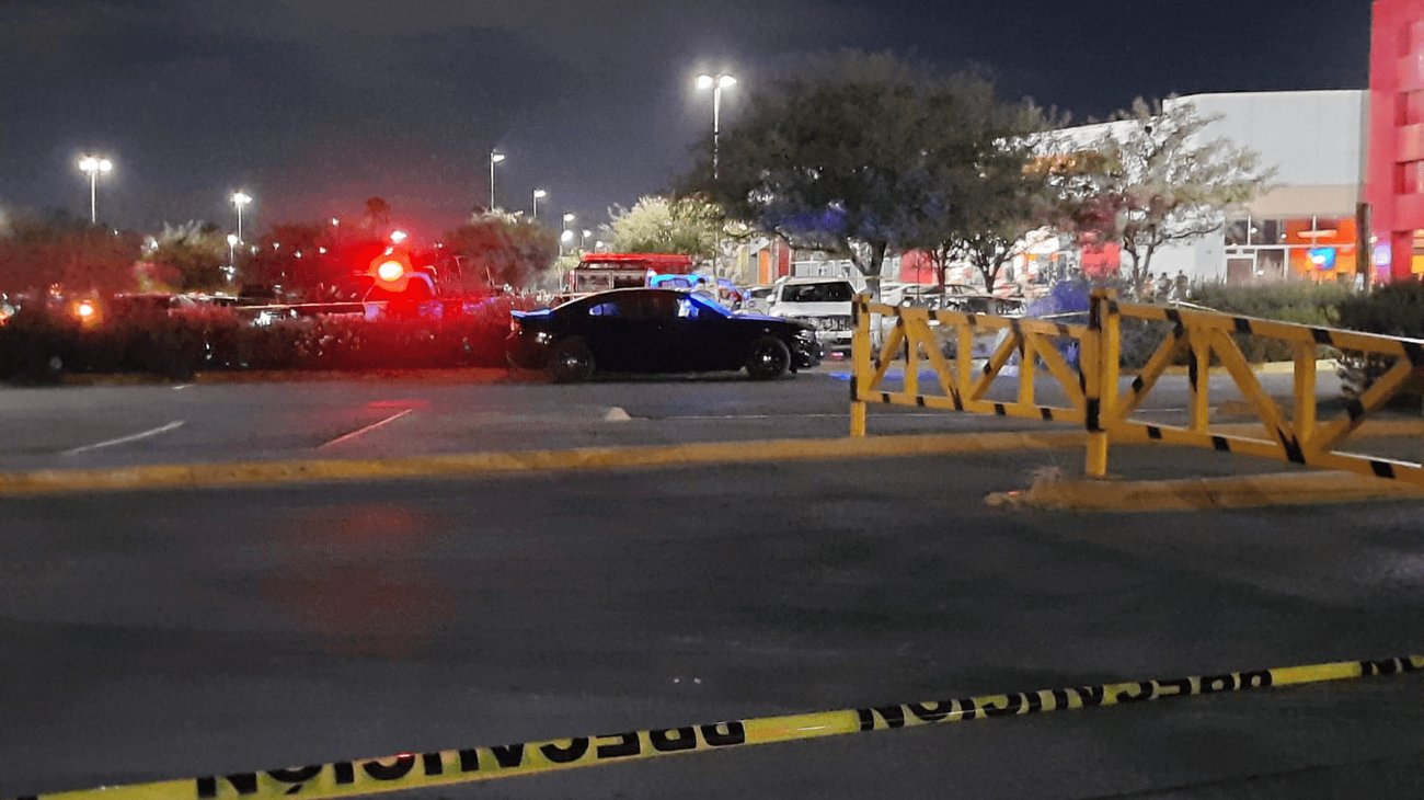 Ejecutan a un hombre en estacionamiento de supermercado