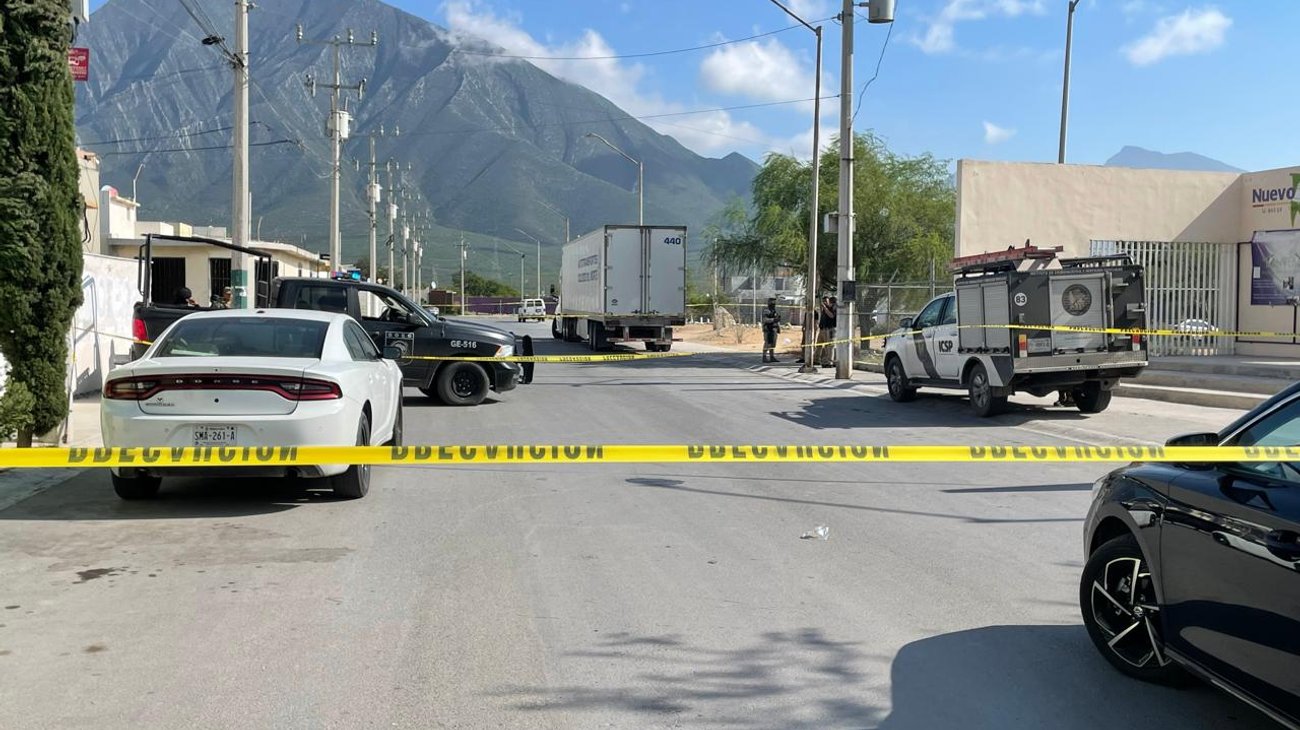 Ejecutan a dos personas frente a secundaria en García