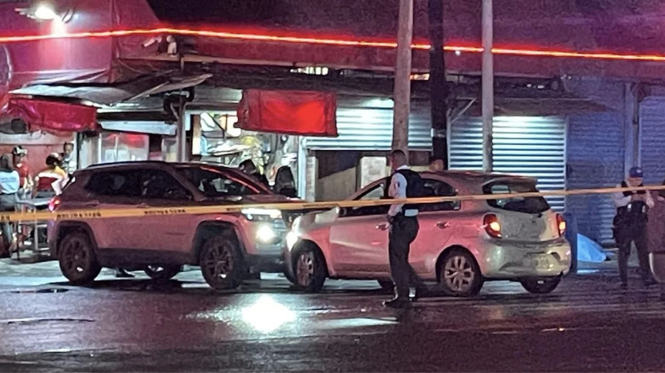 Ejecutan a conductor y lesionan a empleada de taquería