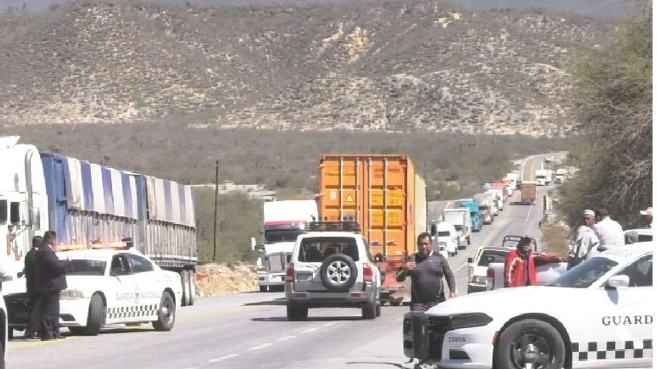 Ejidatarios bloquean carretera Rumbo Nuevo por licitación