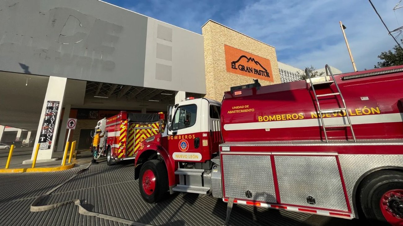 Desalojan a 1,300 de plaza comercial por incendio en restaurante