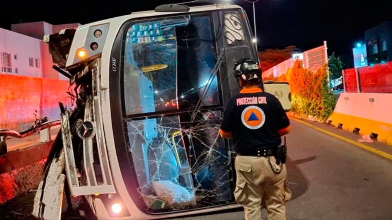 Volcadura de transporte de personal deja 12 heridos en Irapuato