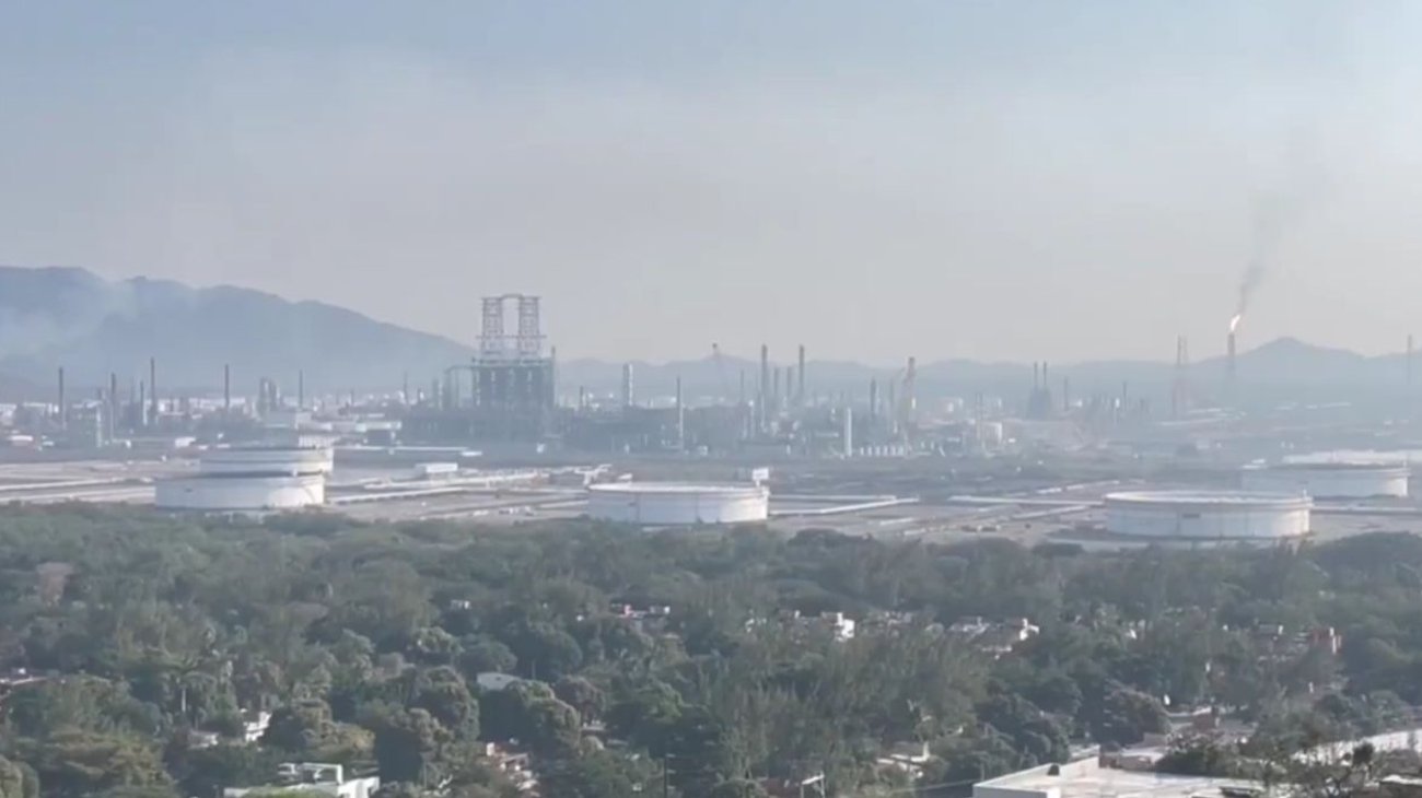 Reportan tres lesionados tras flamazo en refinería de Salina Cruz