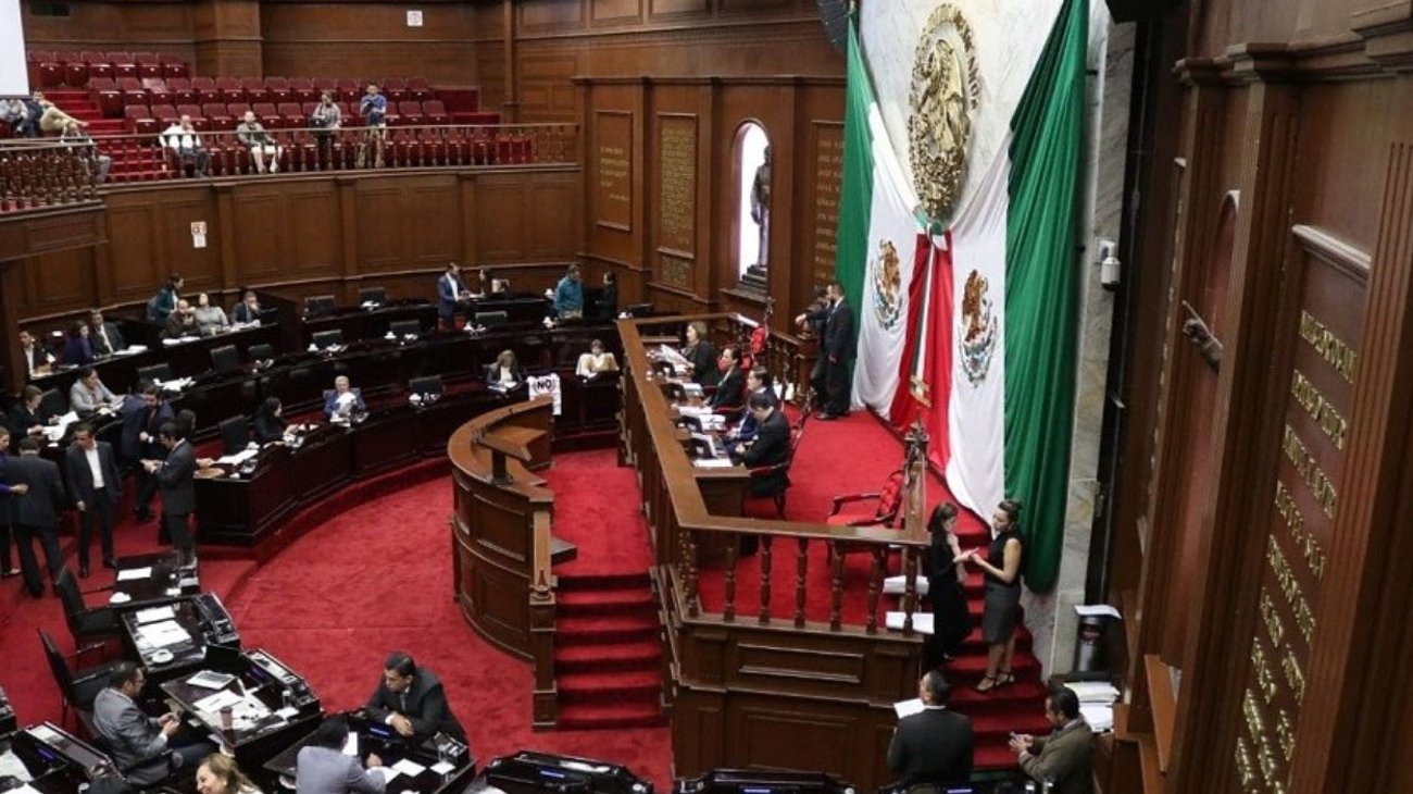 Abren investigación por narcocorrido en Congreso de Michoacán