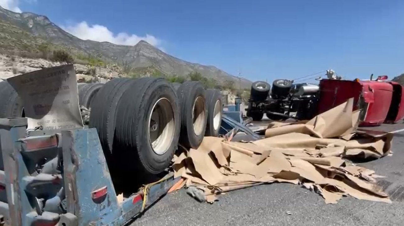 Tráiler se vuelca y deja dos lesionados en tramo Los Chorros