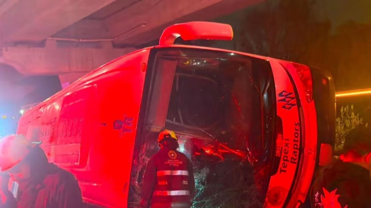 Resultan 43 heridos tras volcar en la carretera México-Puebla
