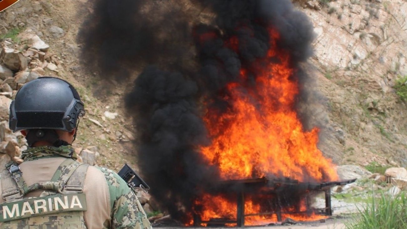 Incineran Marina y FGR tonelada y media de droga en Guerrero