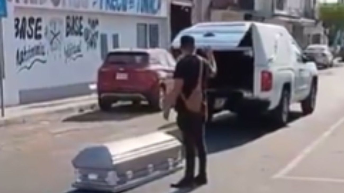 Se cae ataúd de carro funerario en plena calle de Tecomán