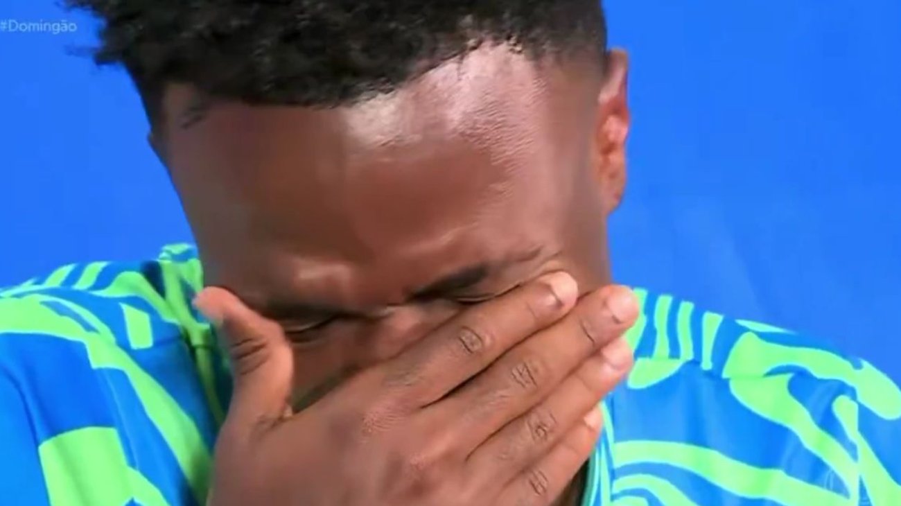 'Hizo de todo por mí': Vinícius llora al hablar de su abuela