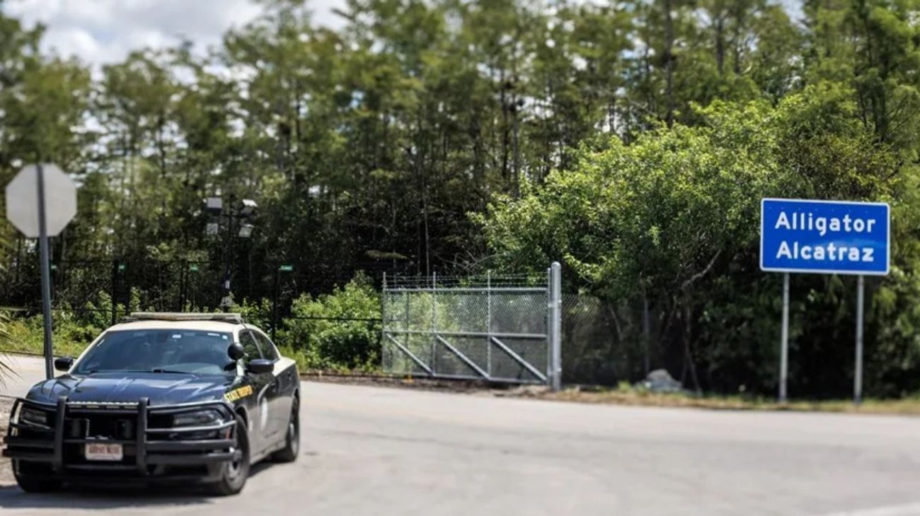 Traslada ICE a migrantes de ‘Alligator Alcatraz’ por huracanes