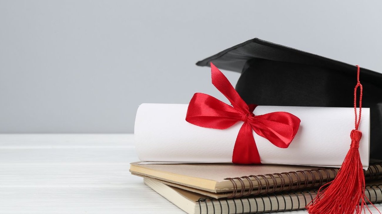 Aprovechan graduaciones para llevar un 'pesito' más al hogar