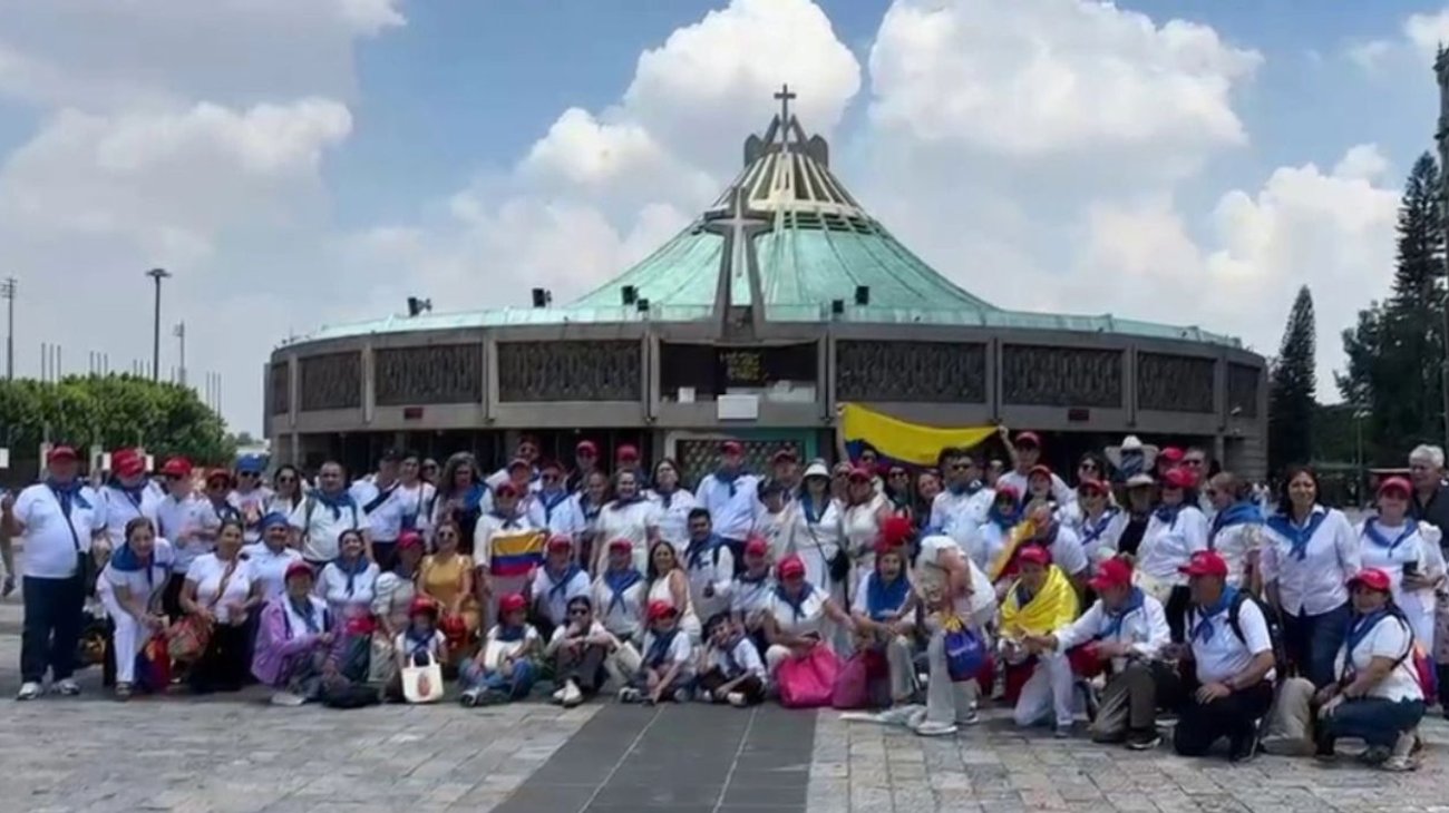 Oran aficionados por sus selecciones en la Basílica de Guadalupe