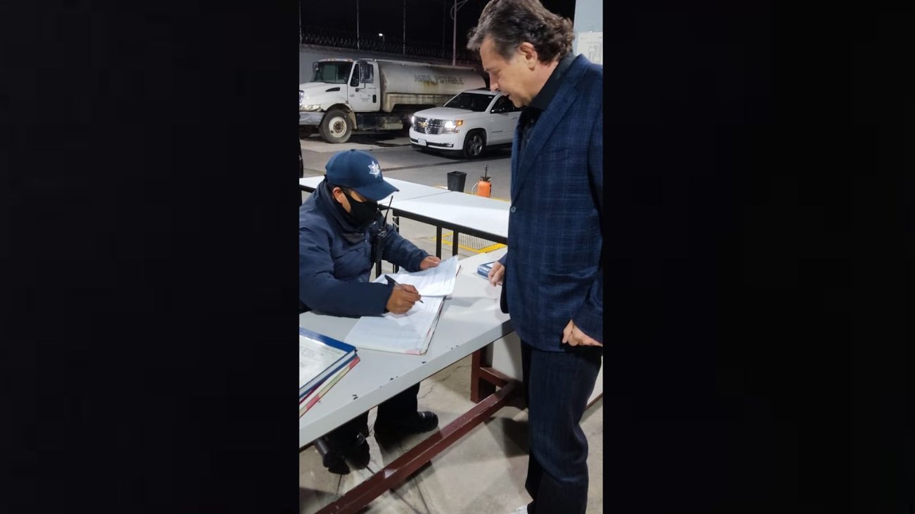 Sale de la cárcel ex Gobernador Eugenio Hernández Flores