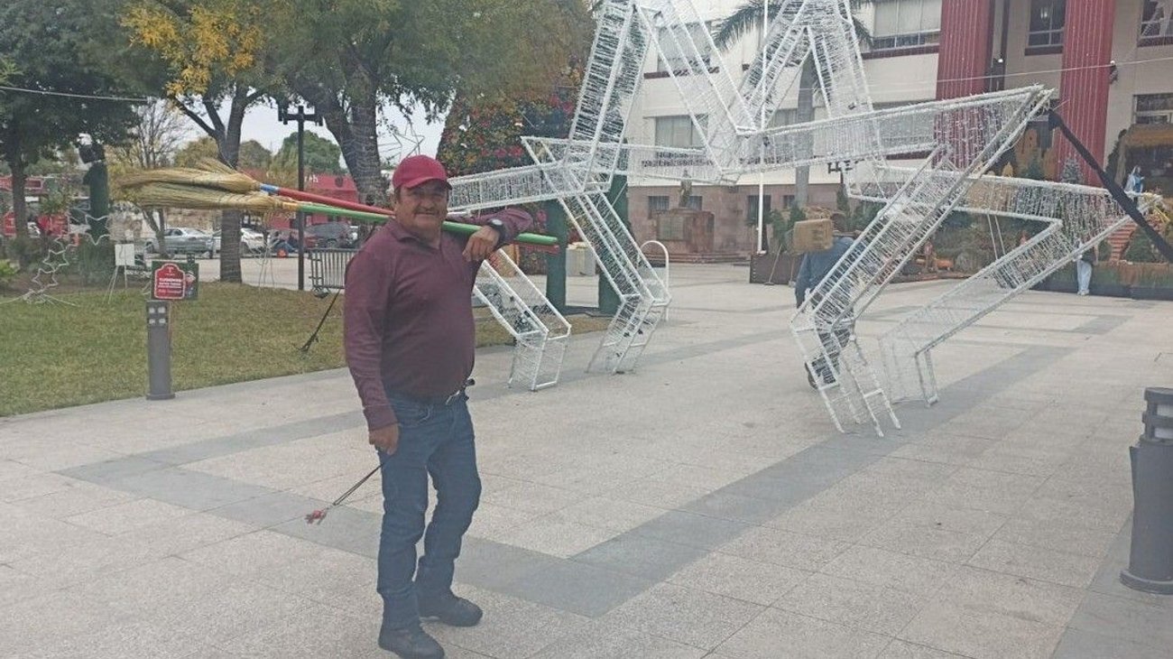 Eleazar Tejada Torres se jubila tras 43 años de jardinero