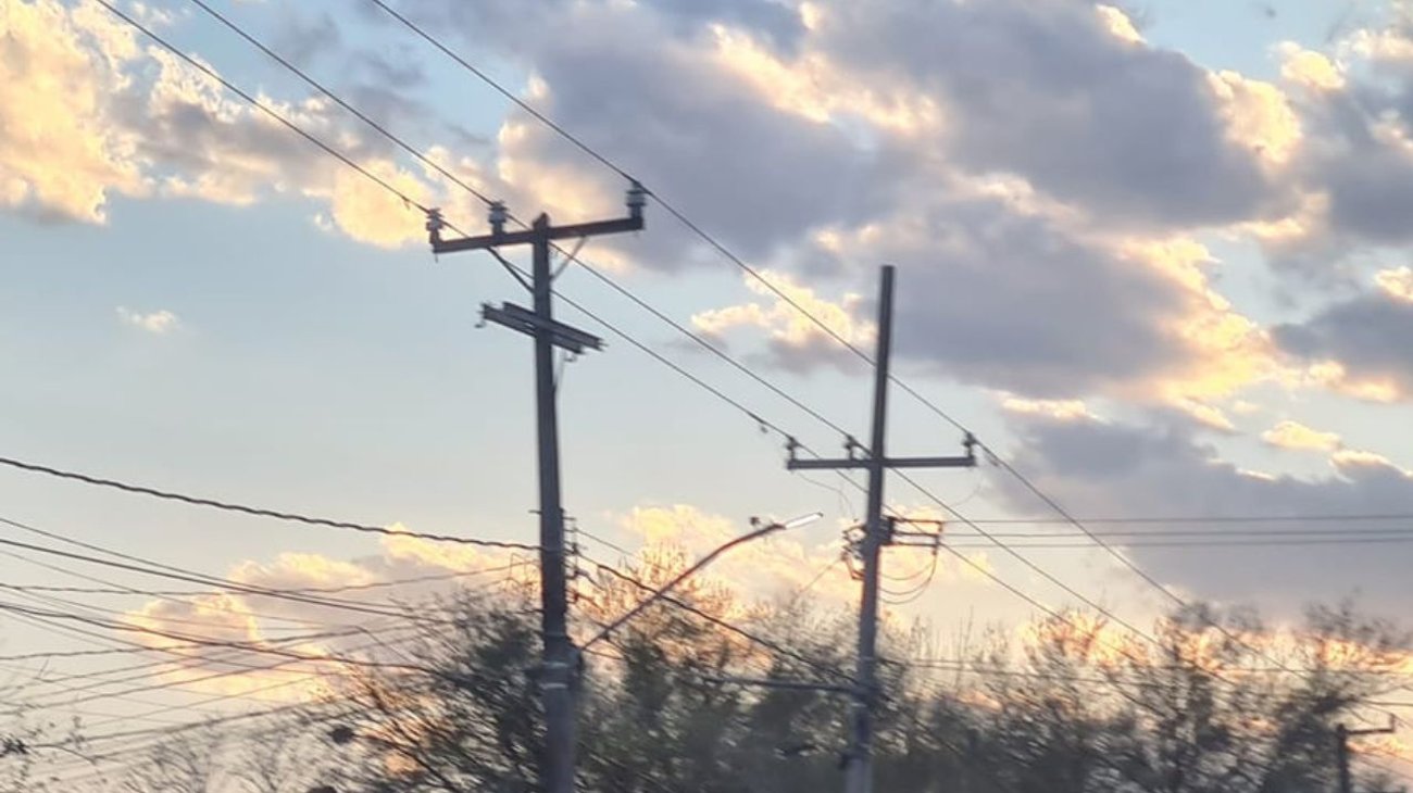 Levanta cable y muere electrocutado en Monterrey