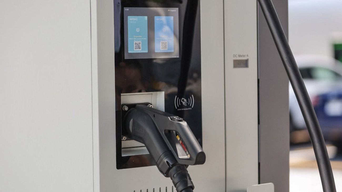 Alcalde de San Pedro inaugura primera electrolinera en NL