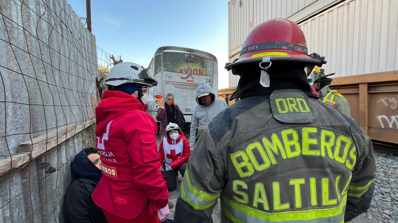 Quiere ganarle el paso al tren y provoca accidente