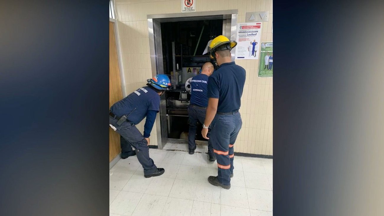 Quedan atrapadas 7 personas en elevador de hospital del IMSS