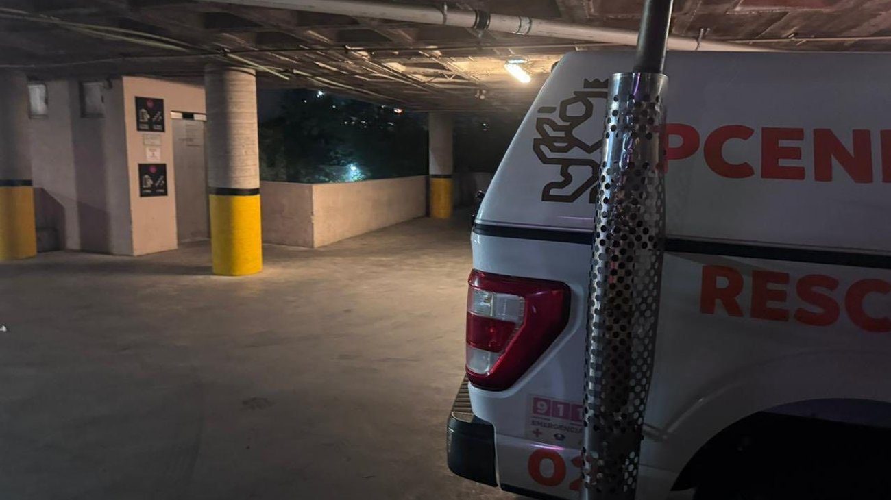 Rescatan a 7 hombres tras quedar atrapados en elevador en Cumbres