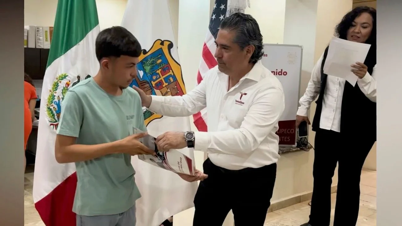 Entregan 150 actas de doble nacionalidad a niñas y niños