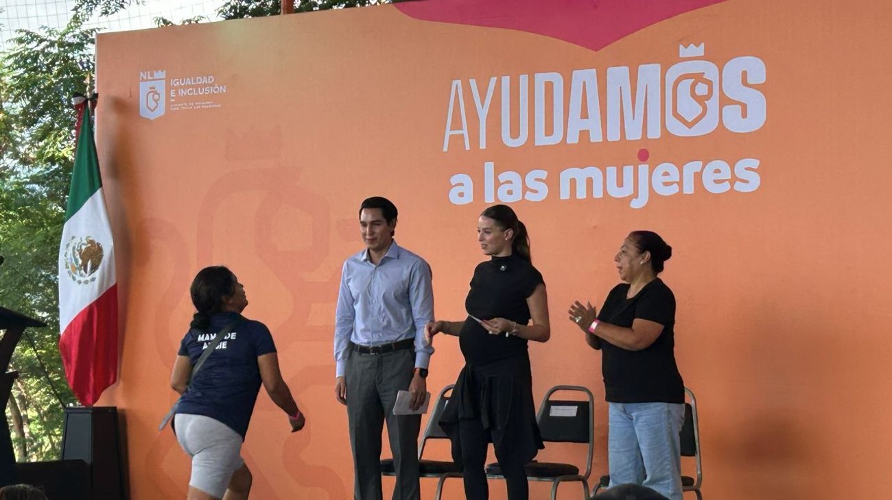 Entrega Mariana apoyos y advierte: 'Síganme denunciando'