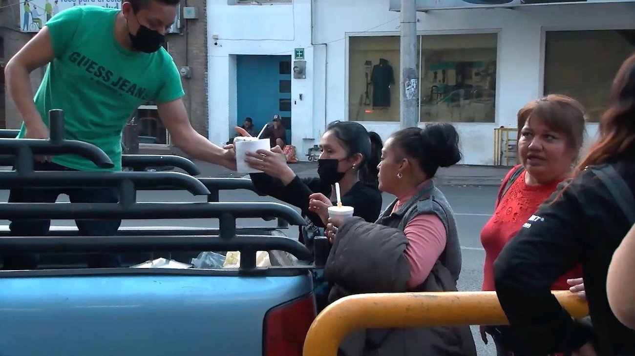 Prepara y regala elotes afuera del Hospital de Zona