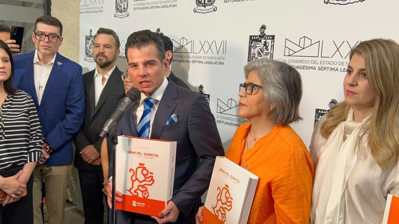 Entrega Miguel Flores de manera formal Quinto Informe de Gobierno
