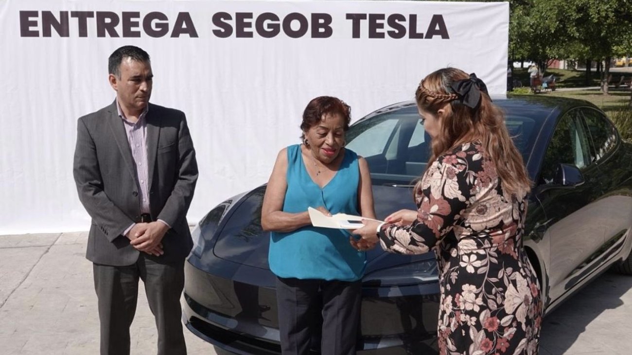 Entrega Segob auto Tesla a viuda de Santa Catarina