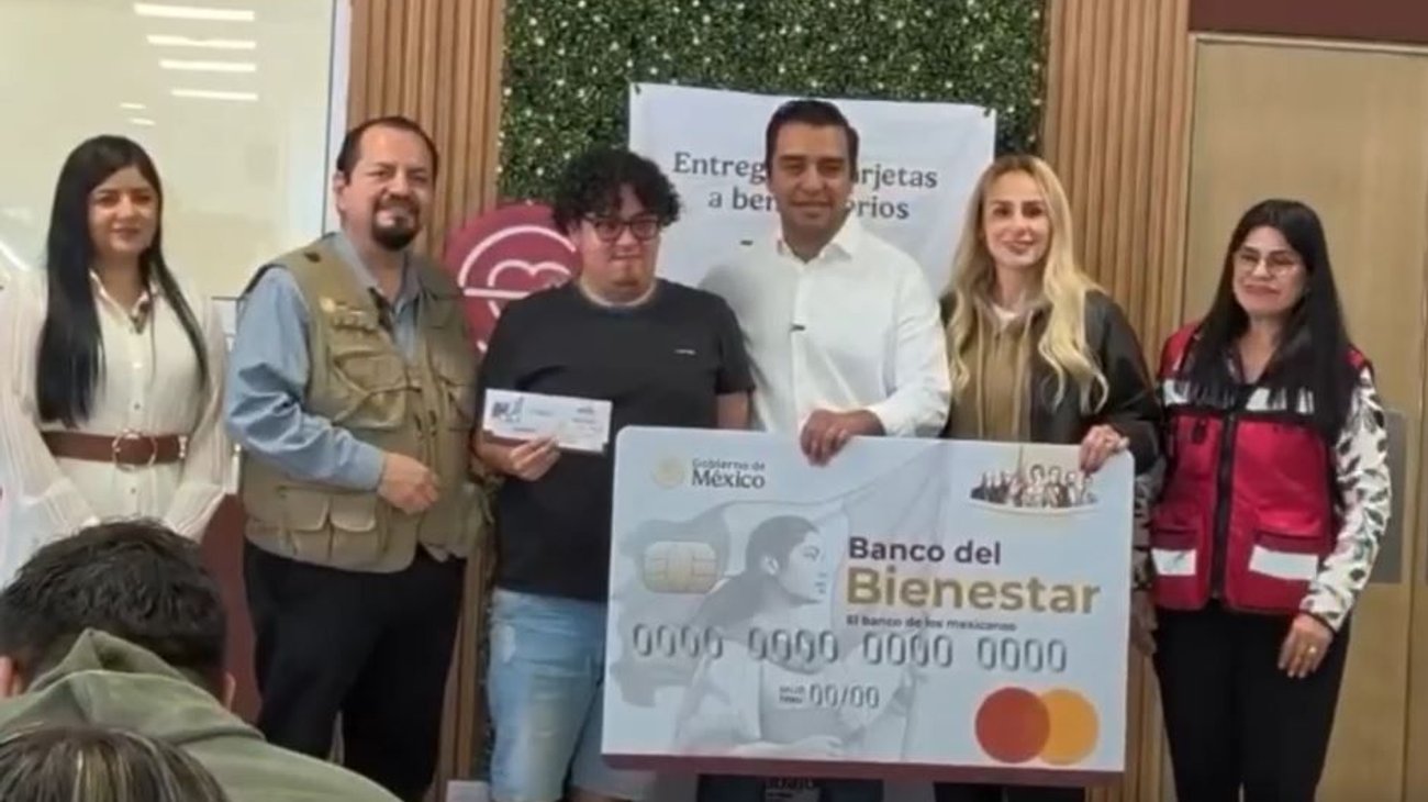 entregan_apoyos_economicos_a_joves_santa_catarina_81bf33f229