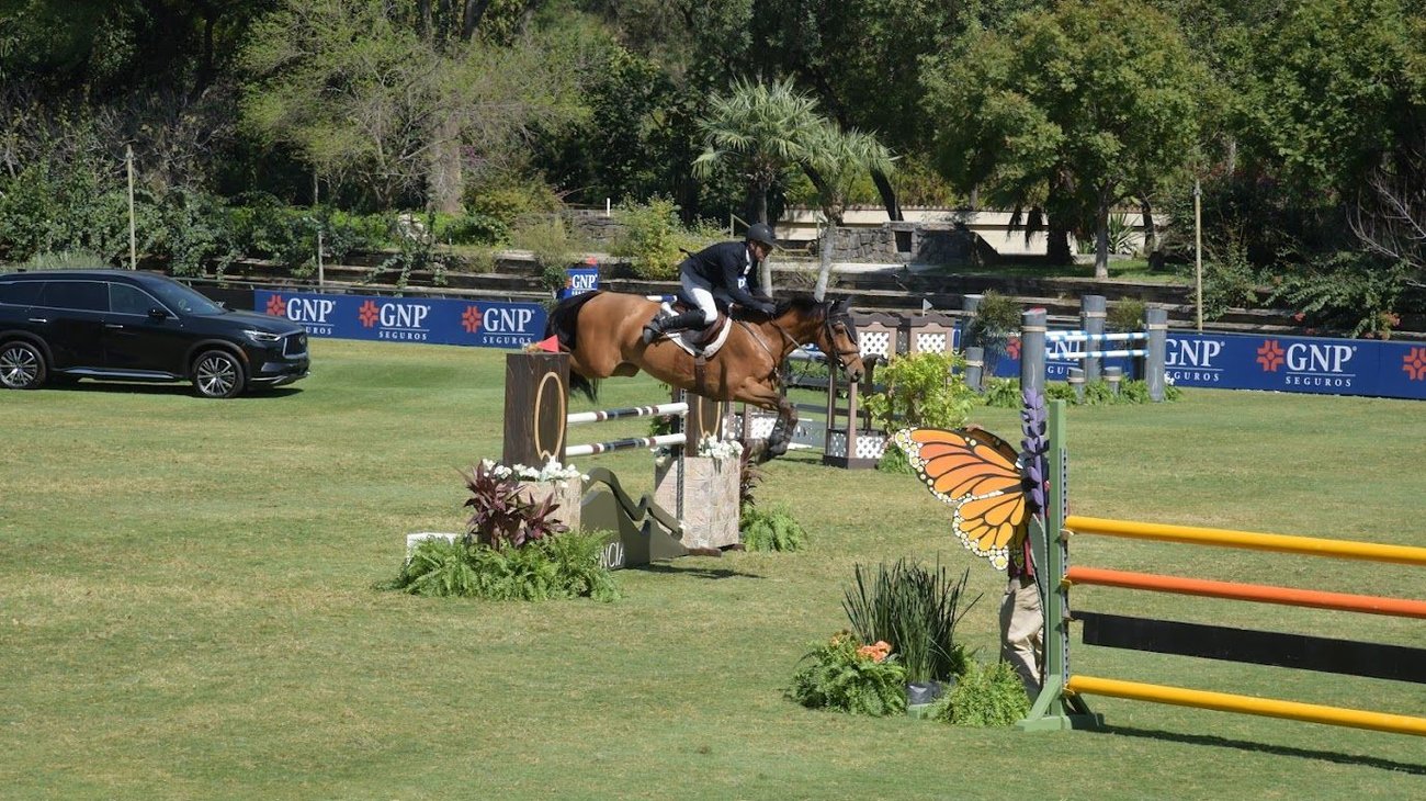 Familias acuden al Concurso Internacional de Saltos en Monterrey