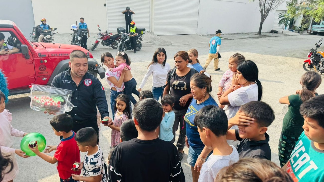 Asociación de Rescate da alegría navideña en Escobedo y El Carmen