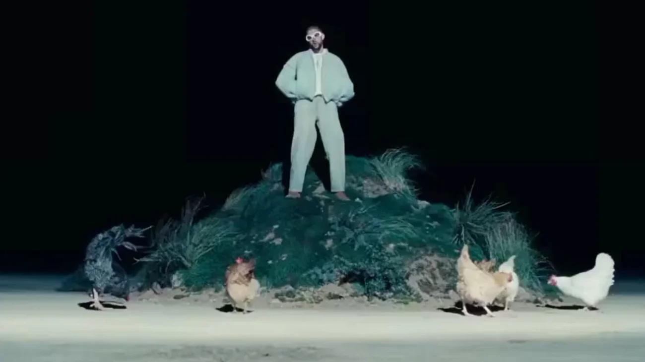 escena_bad_bunny_gallinas_ea32e9dbb3