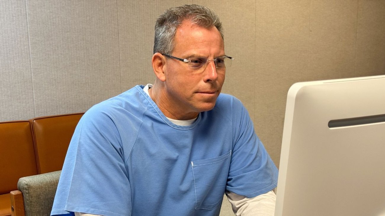 escena_erik_menendez_6f464cad45