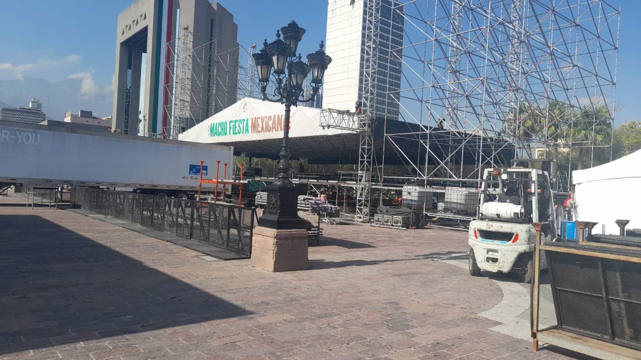 Alistan en la Macroplaza escenario para festejar el grito