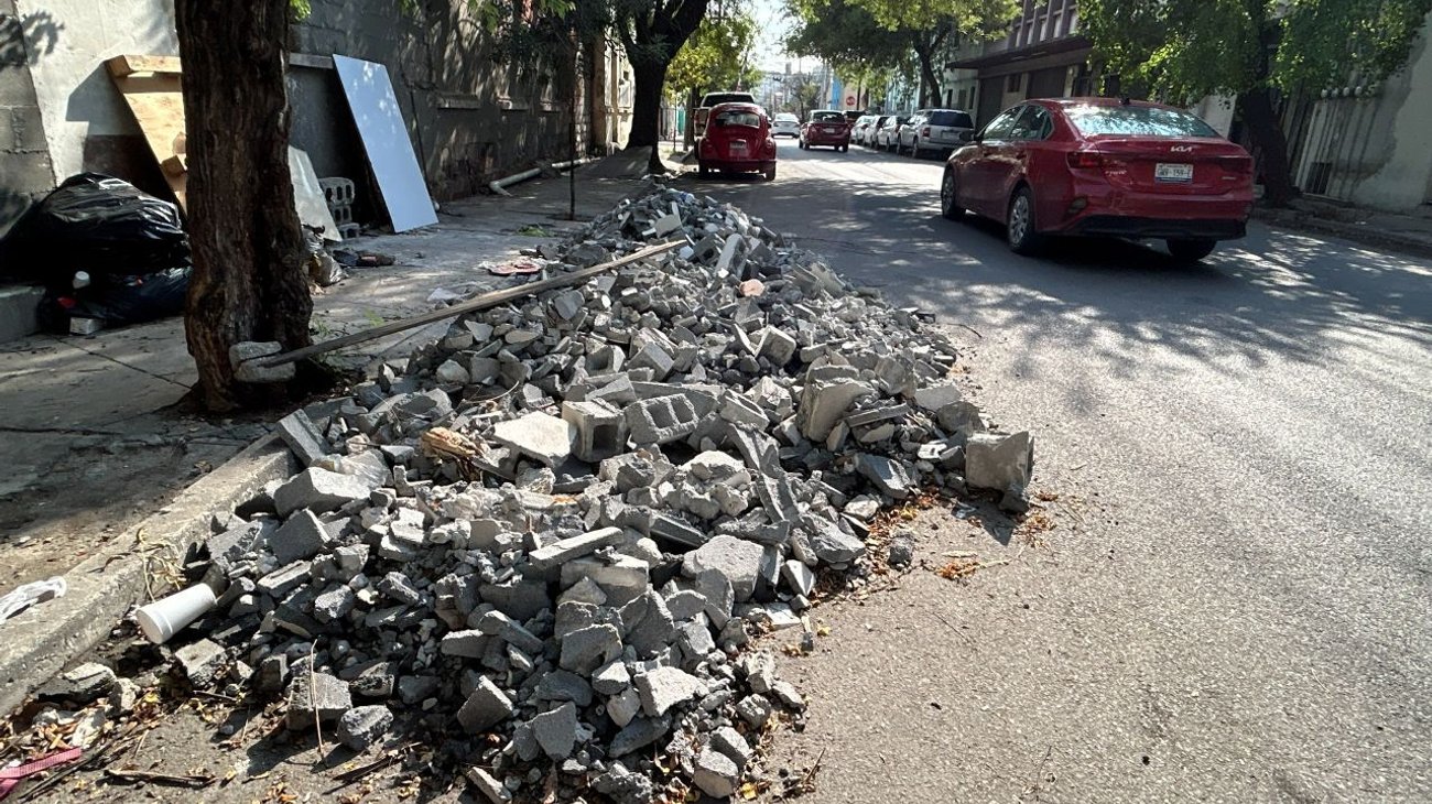 Arrojan montones de escombro en el centro de Monterrey