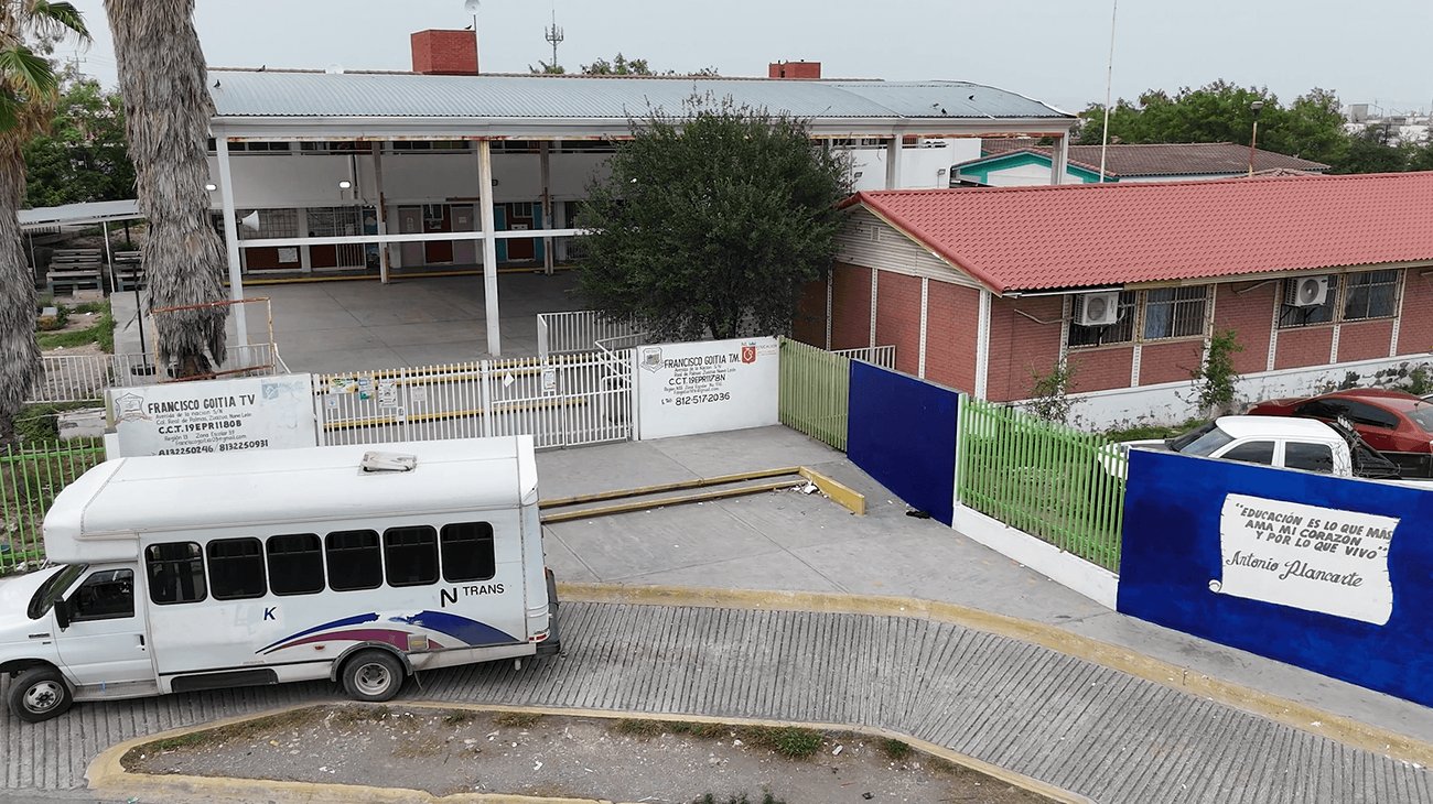 Miguel Sánchez rehabilita sistema eléctrico en plantel escolar