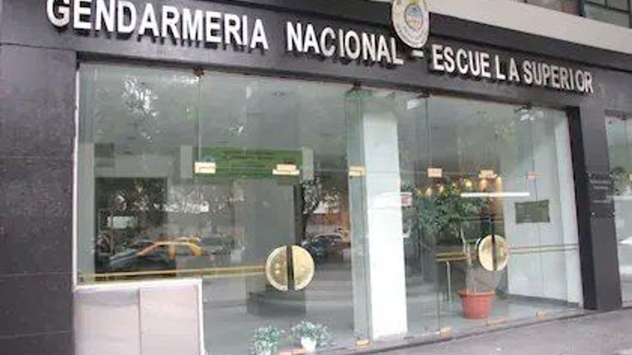 Explota paquete bomba en escuela de Gendarmería de Buenos Aires