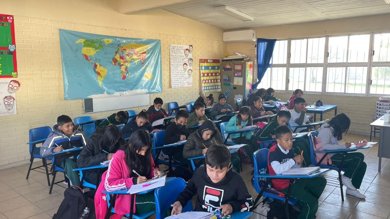 Alumnos de primaria trabajan sin luz desde hace 8 días