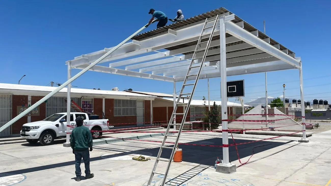 Retiran techumbre en primaria tras protesta de padres de familia
