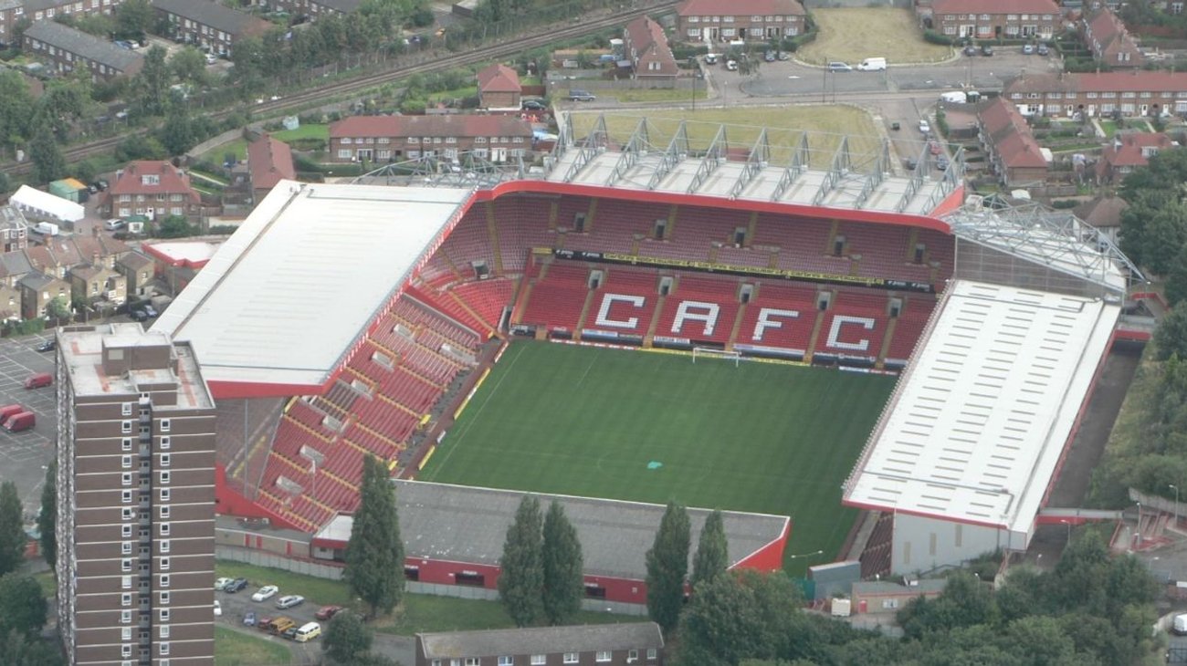 Hallan muerto a un hombre de 33 años en estadio inglés