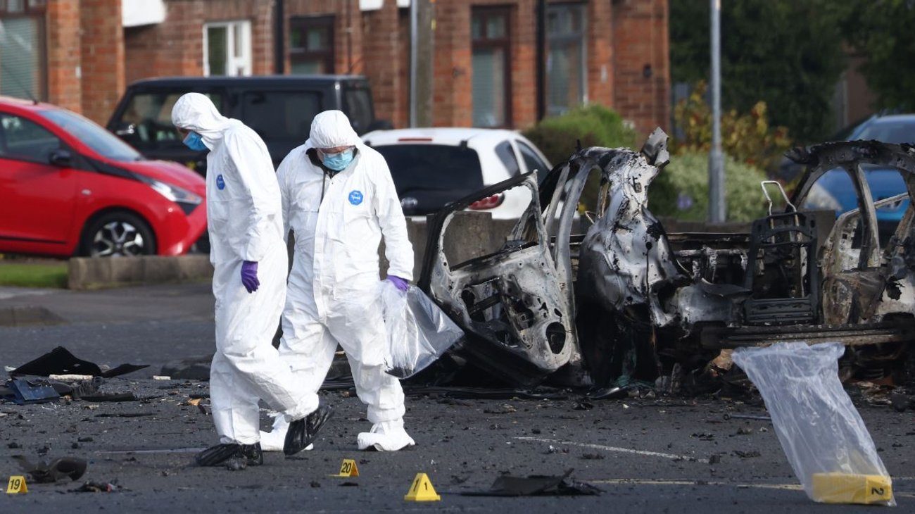 estalla_coche_bomba_fuera_comisaria_irlanda_del_norte_c78d4040a6